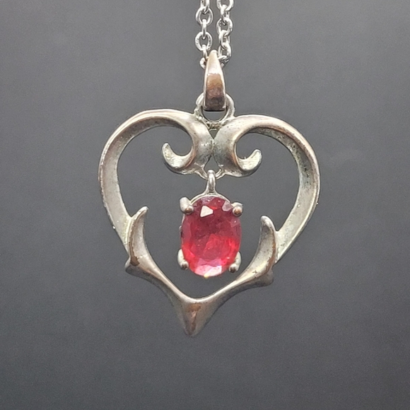 Silver heart pendant necklace with red gemstone. - Picture 8 of 9
